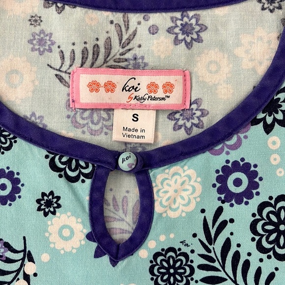 💰3 items for $25 🏷 Koi by Kathy Peterson Flower Pattern Scrub Top sz Small - Picture 7 of 9